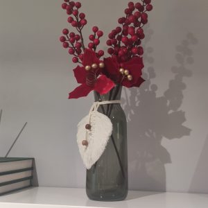 Jarrón de cristal con pluma de macramé